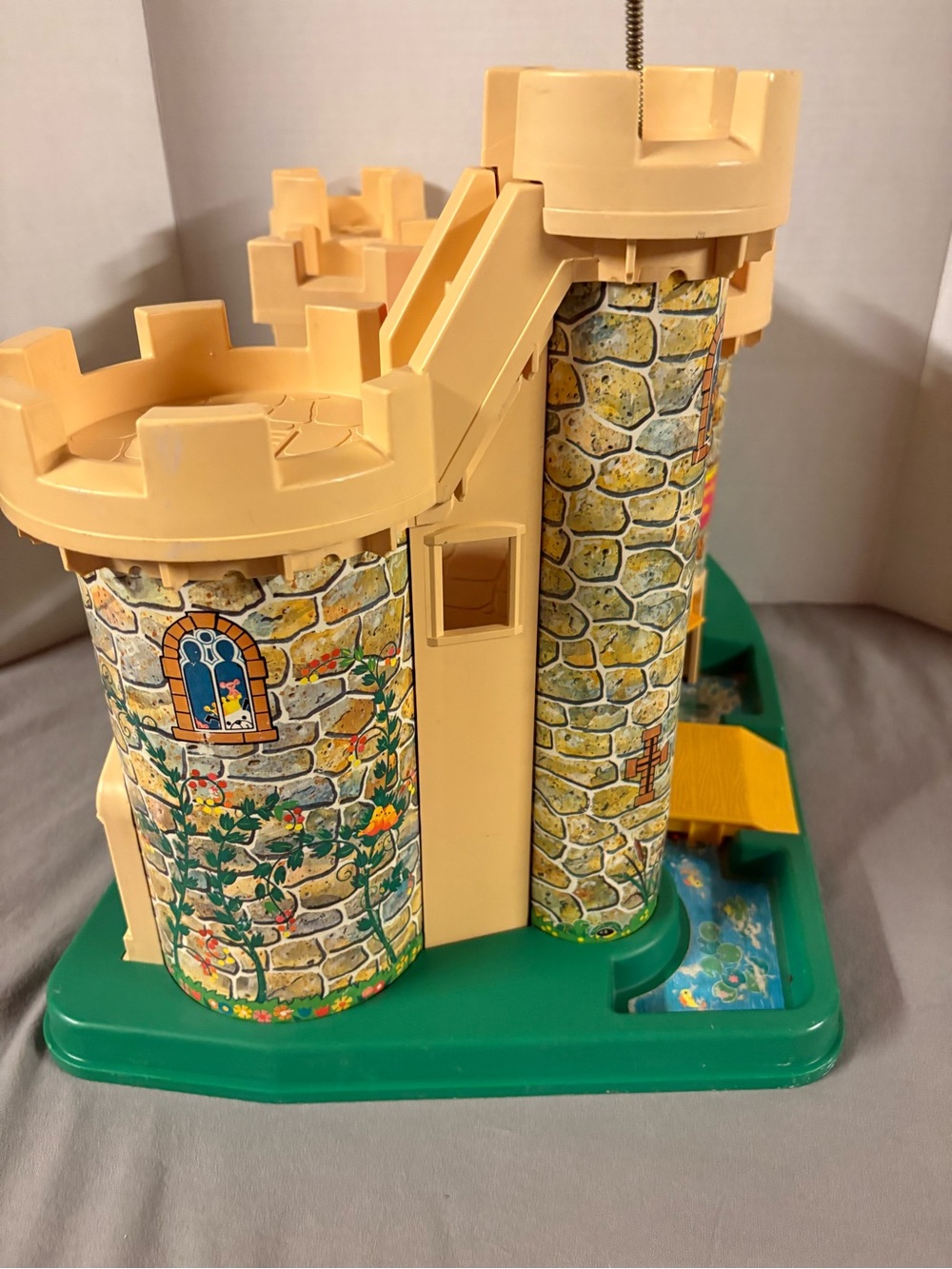 Fisher-Price Vintage Play Castle Playset with 3 Knight Action Figures - Picture 7 of 12